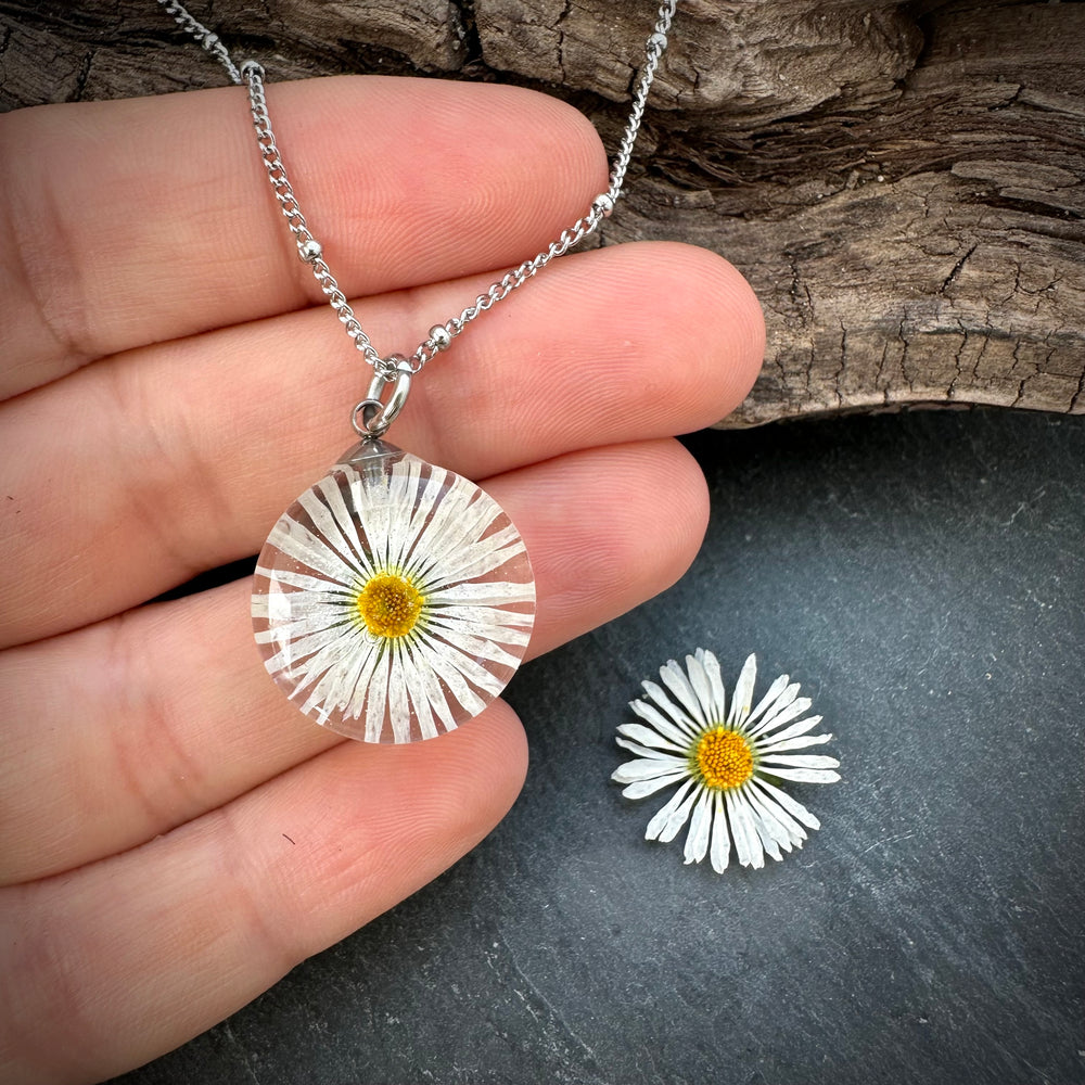 Halskette mit echtem Gänseblümchen