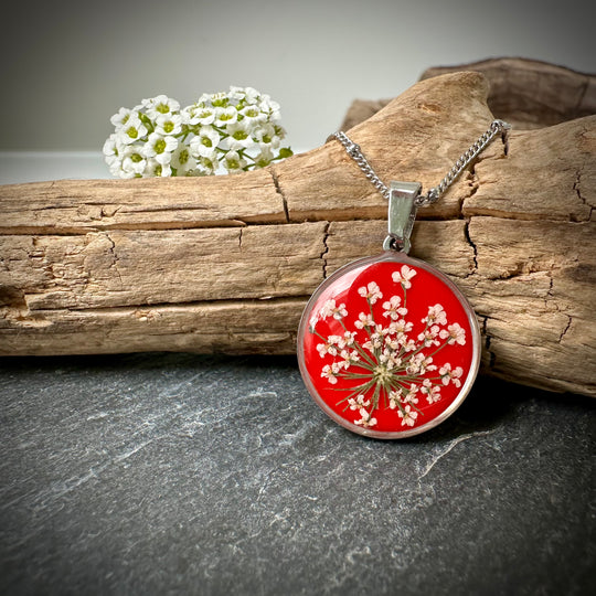 Stud earrings with flowers of the "Queen Anne's lace"