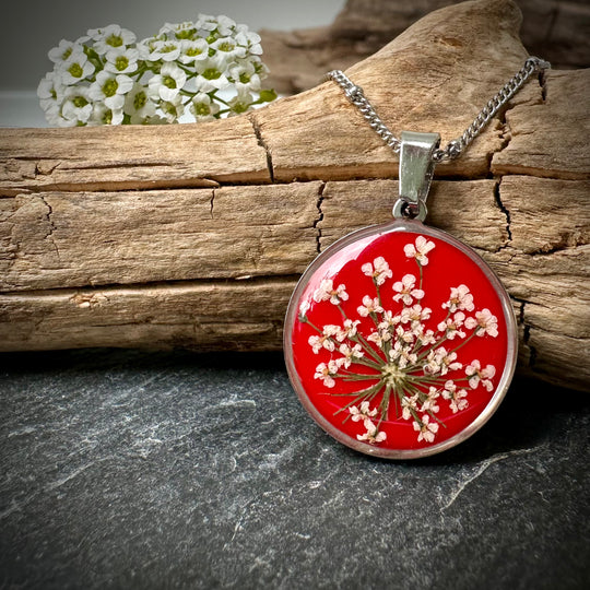 Stud earrings with flowers of the "Queen Anne's lace"