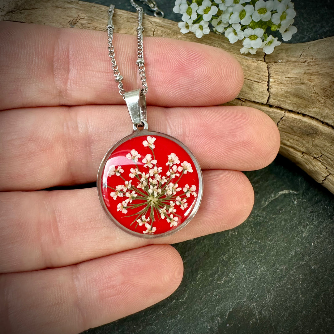 Stud earrings with flowers of the "Queen Anne's lace"