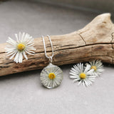 Silver chain with a  real daisy