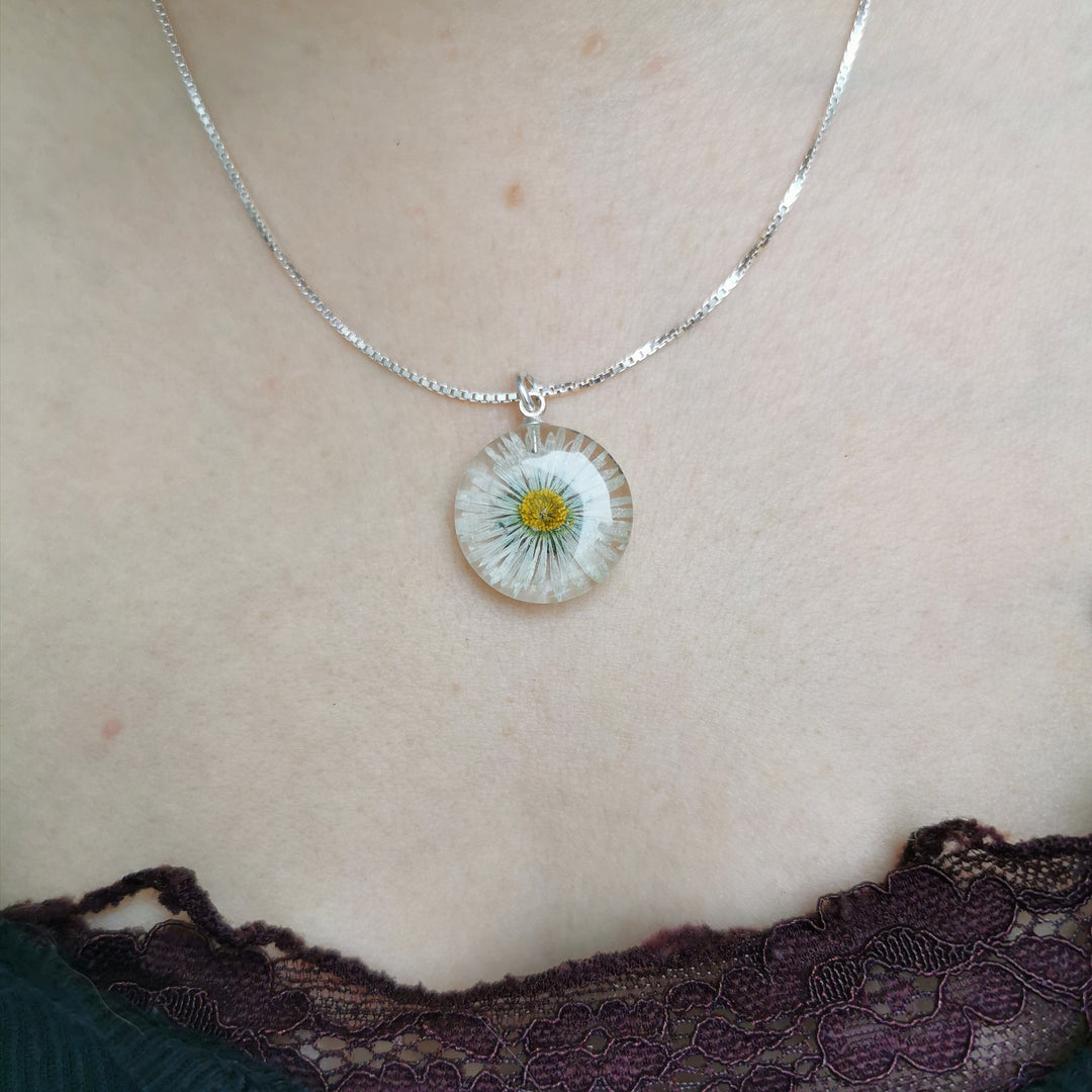 Silver chain with a  real daisy