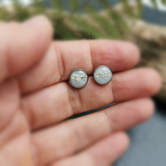 Stud earrings with flowers of the "Queen Anne's lace"