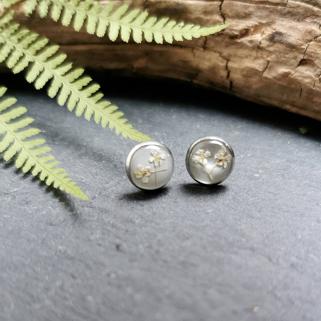 Stud earrings with flowers of the "Queen Anne's lace"